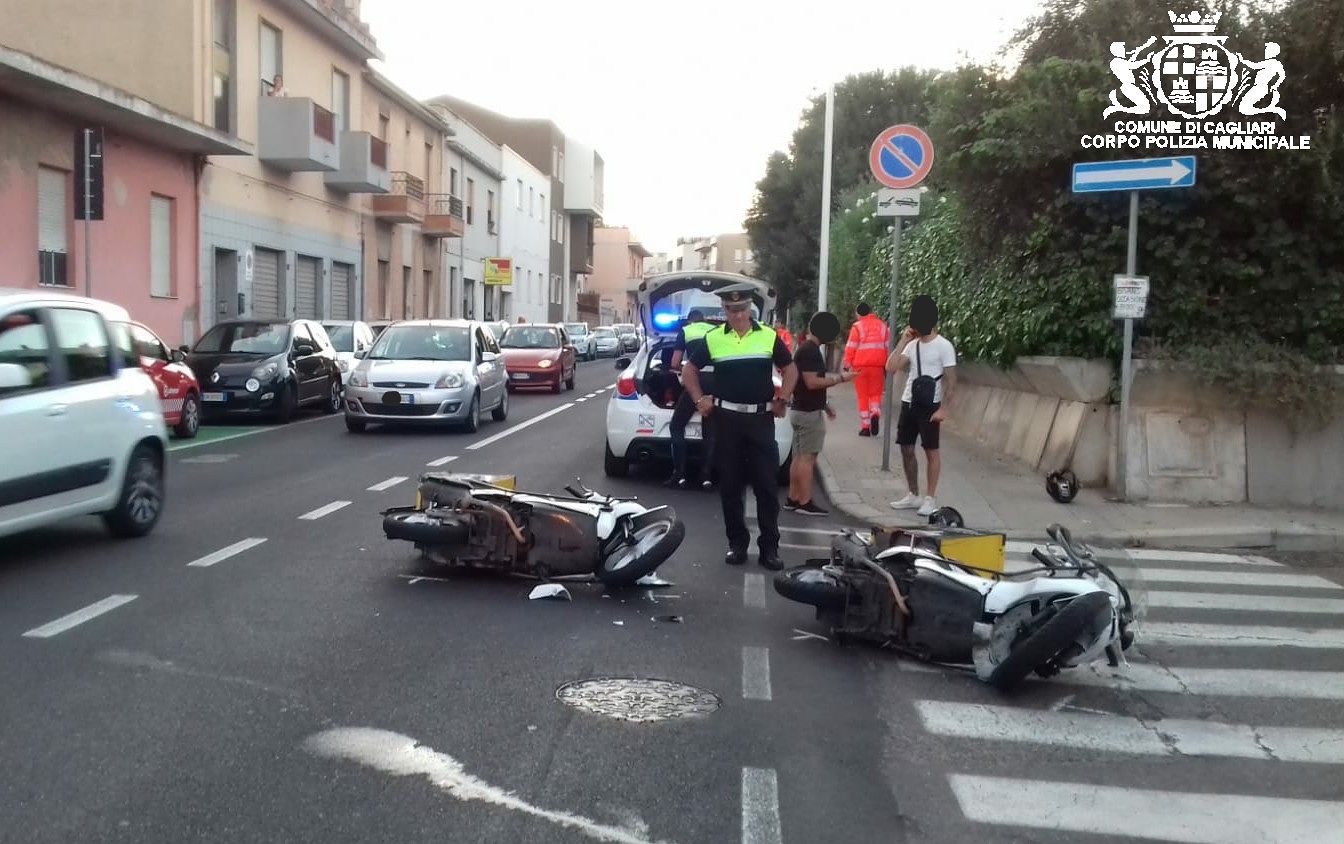 Brutto incidente a Pirri, auto contro due portapizze: ci sono feriti