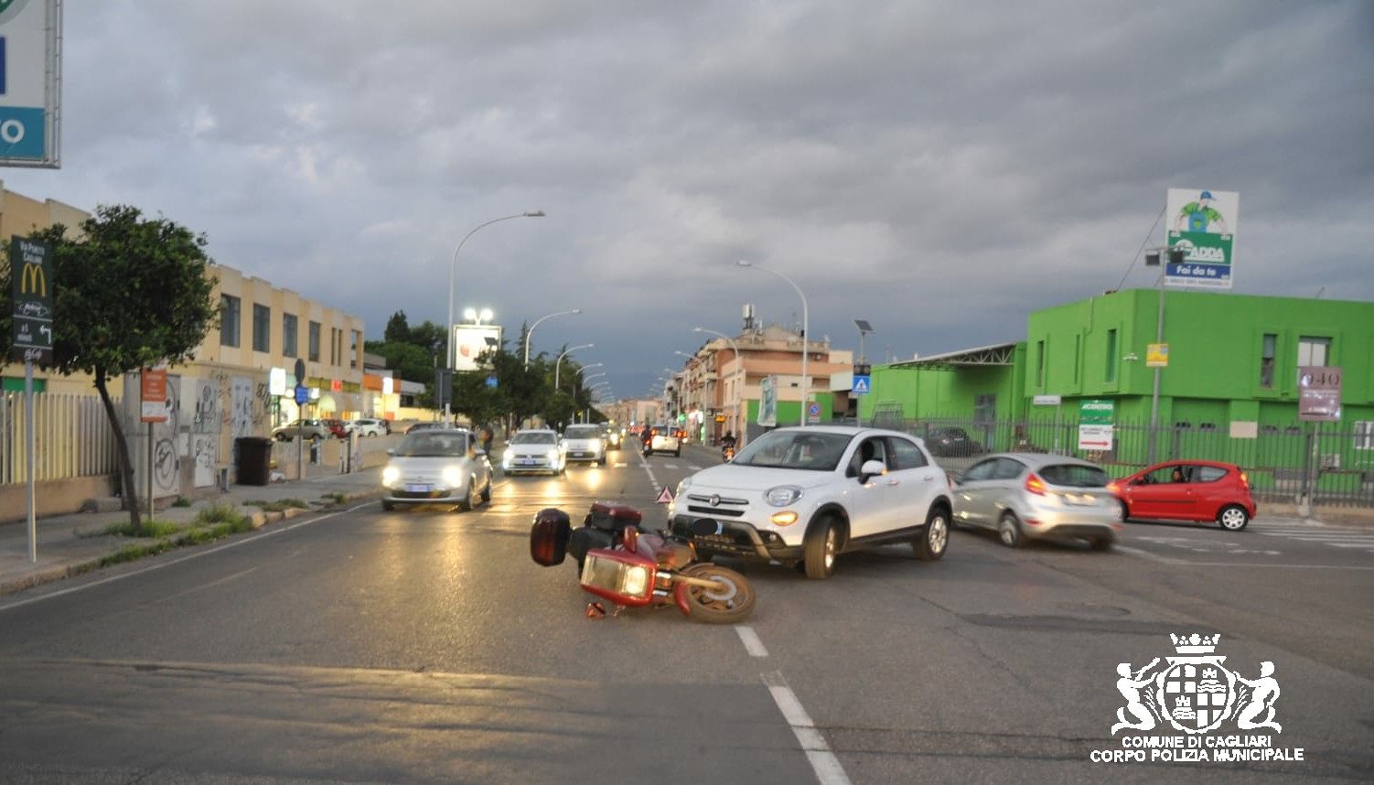 Cagliari, 50enne al volante centra in pieno una moto ferma nel traffico: anziano centauro all’ospedale