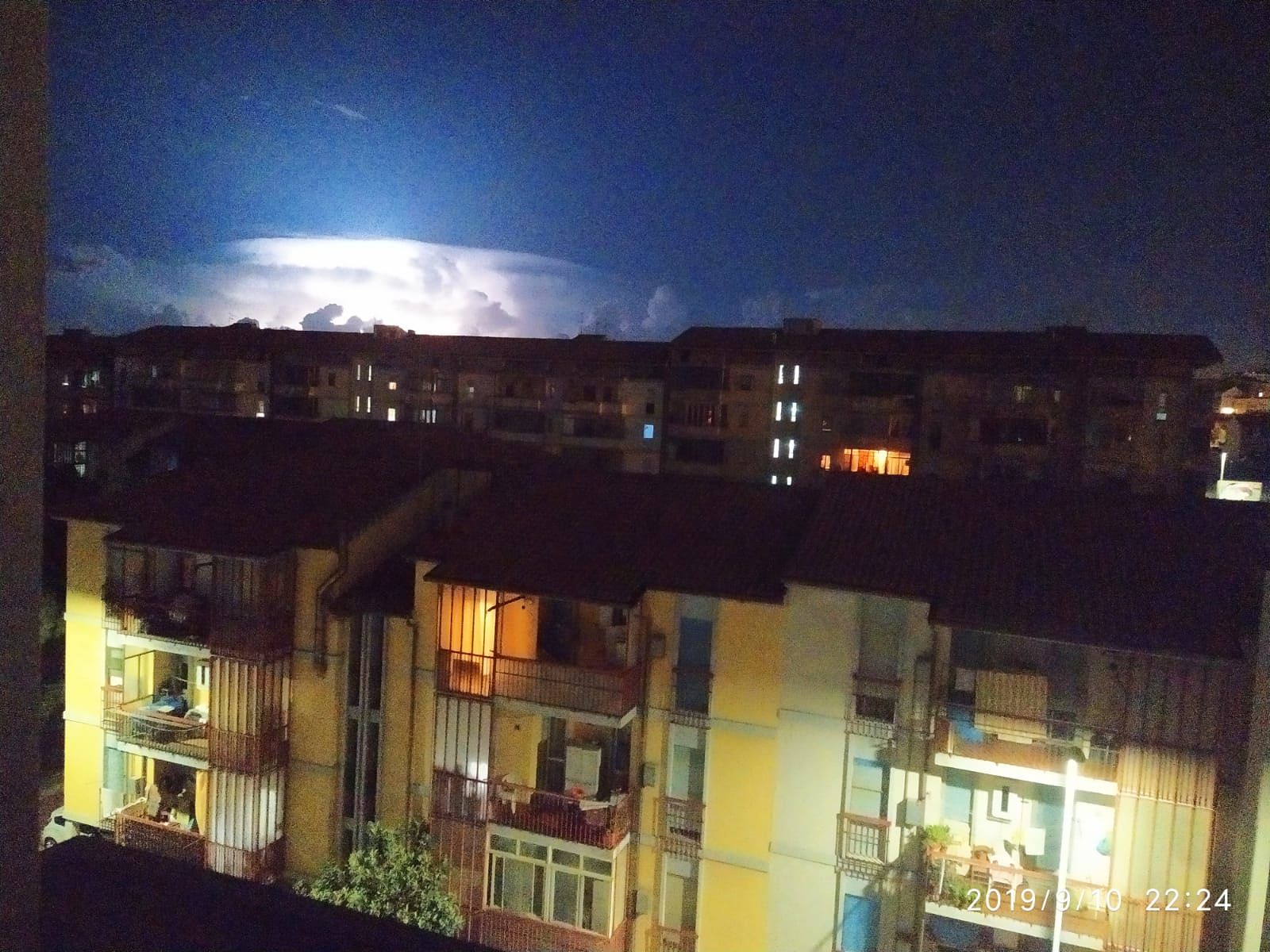 Spettacolare tempesta di fulmini sulla Sardegna, anche il cielo di Cagliari si “illumina”