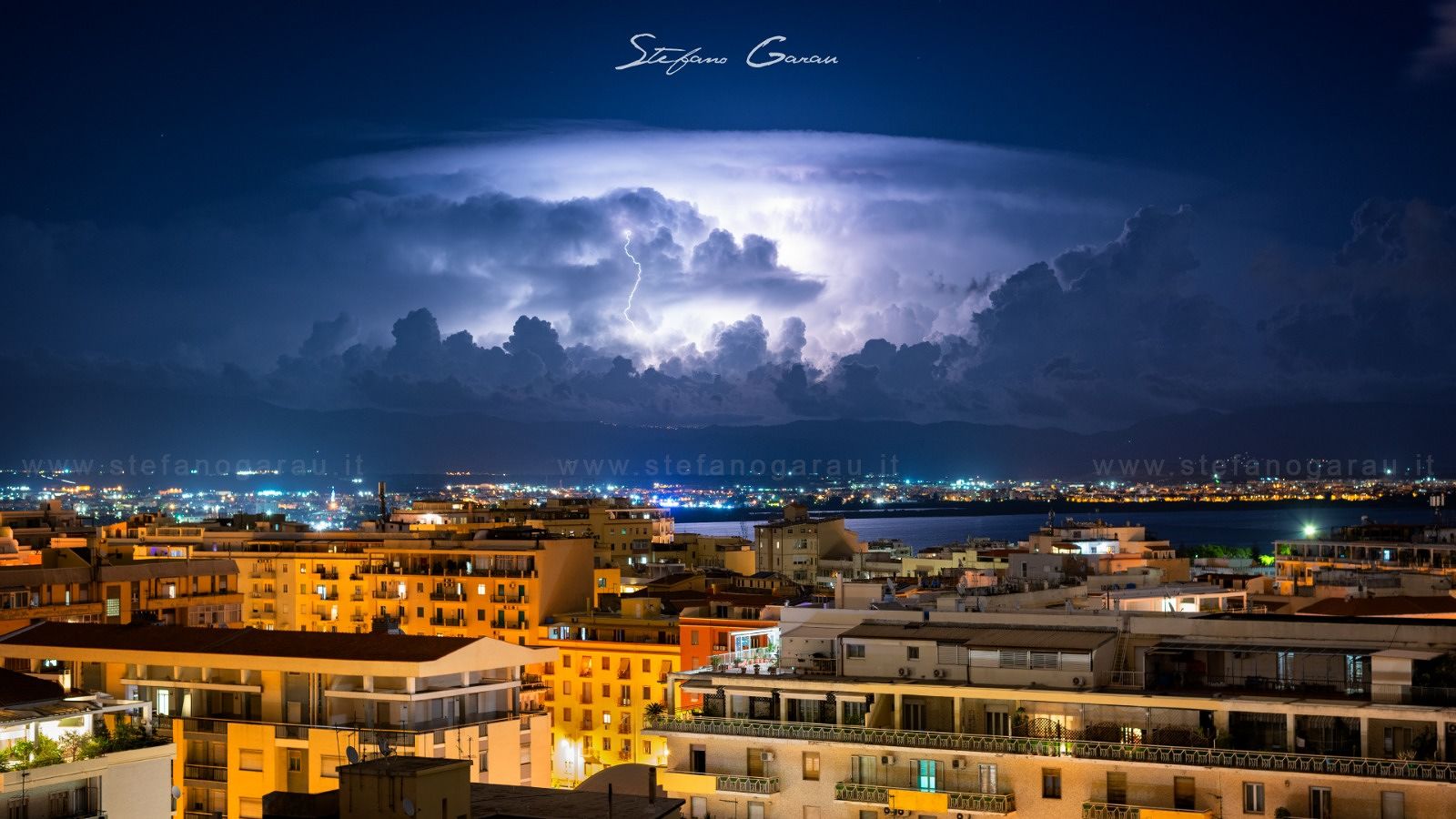 Notte di fulmini, il “cappello luminoso” mozzafiato al largo di Cagliari