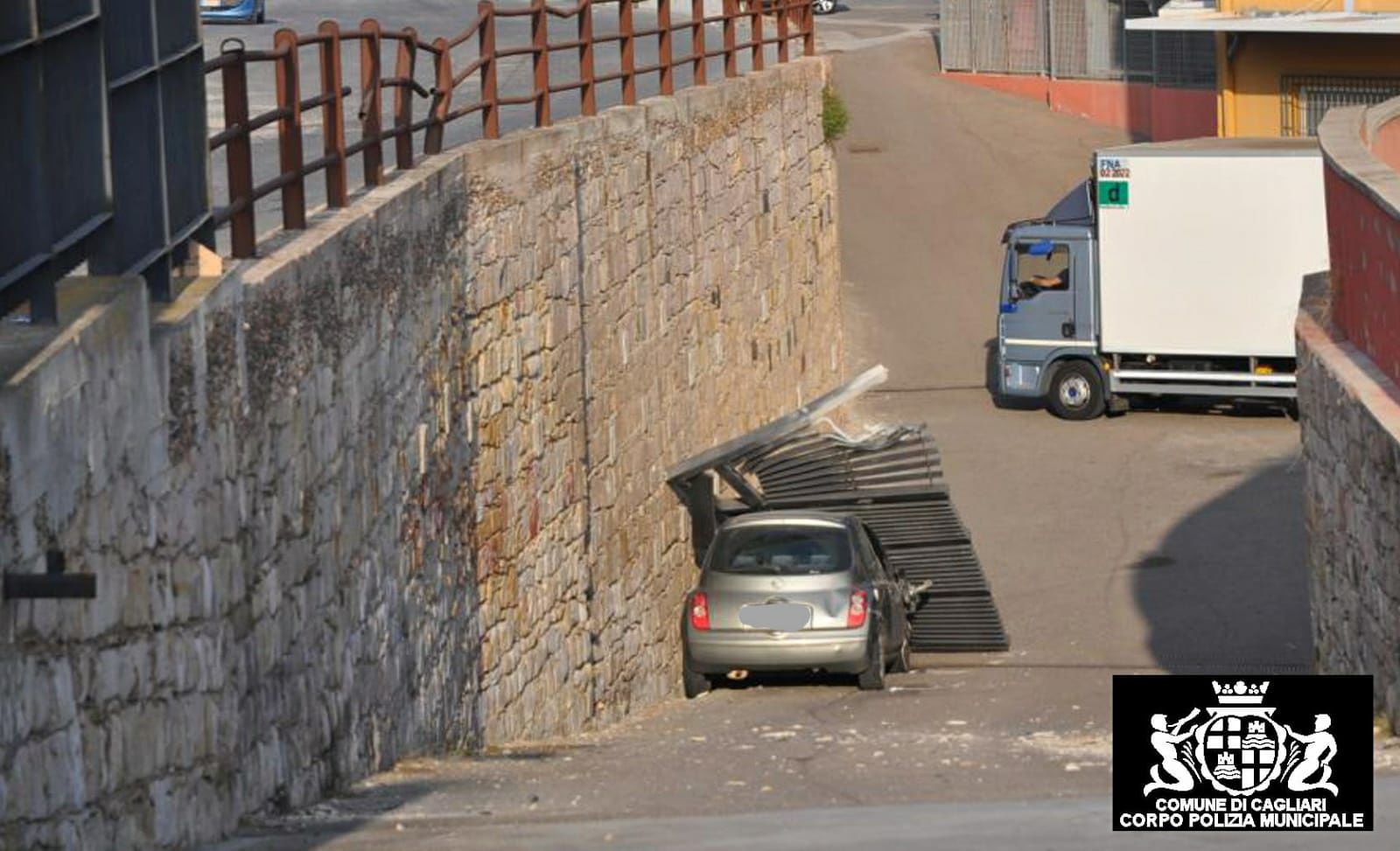 Con l’auto contro un cancello in viale Monastir, giovane in ospedale