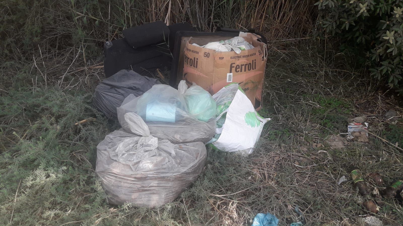 Cagliari, immondezzaio a cielo aperto a Medau Su Cramu: “Invasi dai rifiuti per la gioia dei vermi”