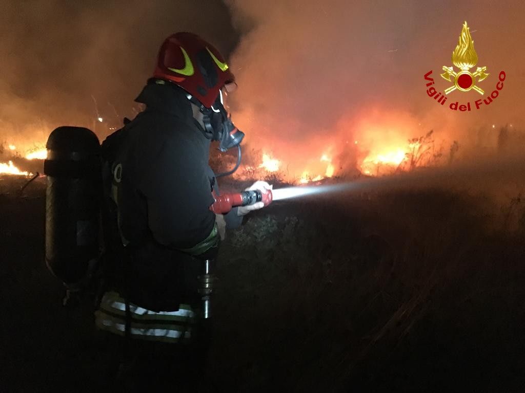Incendio di Settimo San Pietro, le fiamme hanno avvolto un cantiere e delle attrezzature