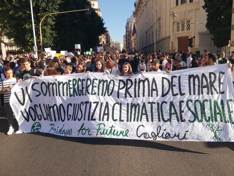 Cagliari, studenti in corteo per difendere il clima: “Vogliamo avere un futuro”