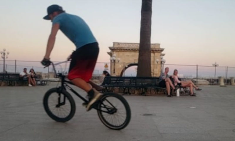 L’sos di Tommaso: “Mi hanno rubato la bici Bmx da 400 euro a Cagliari, regalo soldi a chi la ritrova”