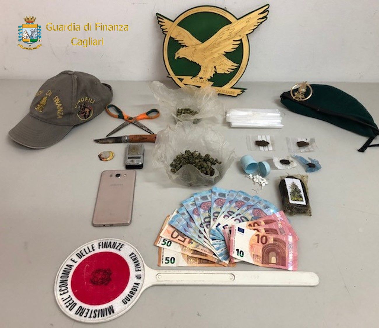 Cagliari, tre spacciatori-vedette nel sacco a Sant’Elia: stroncato market “serale” della droga