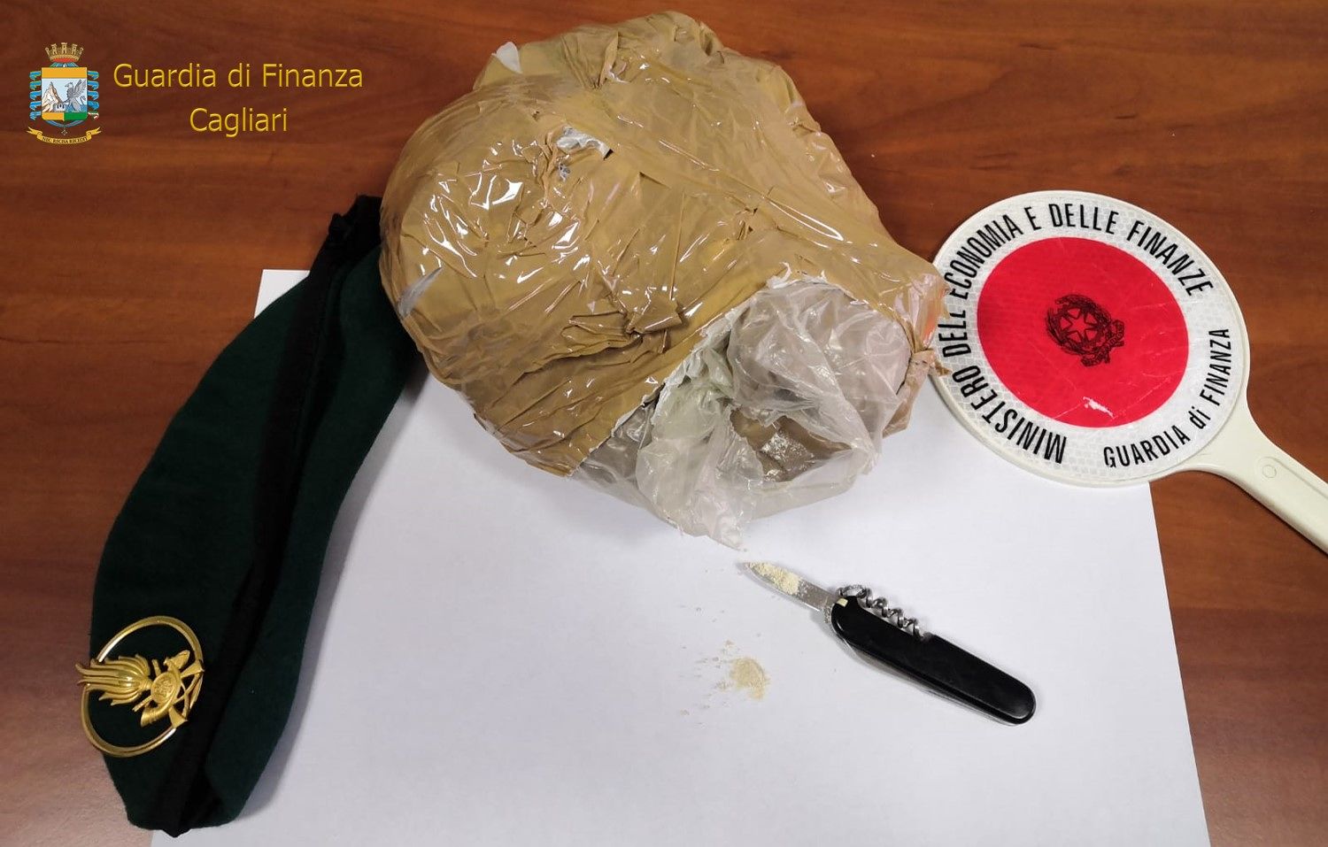 Cagliari, scoperto l’anziano turista tedesco: spacciatore elegante con 2 kg di eroina in valigia da portare a un nigeriano