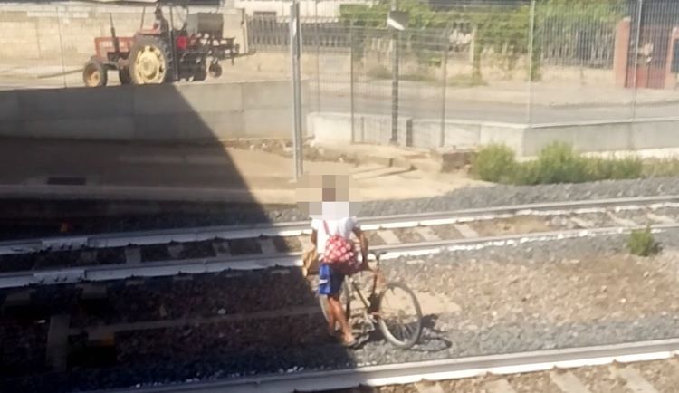 Samassi, dopo le tragedie non cambia nulla: tutti continuano ad attraversare sui binari