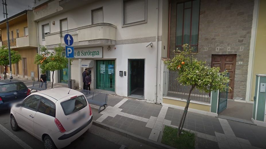 Ladri “sfortunati” a Monastir, sfondano la vetrata della banca ma fuggono a mani vuote