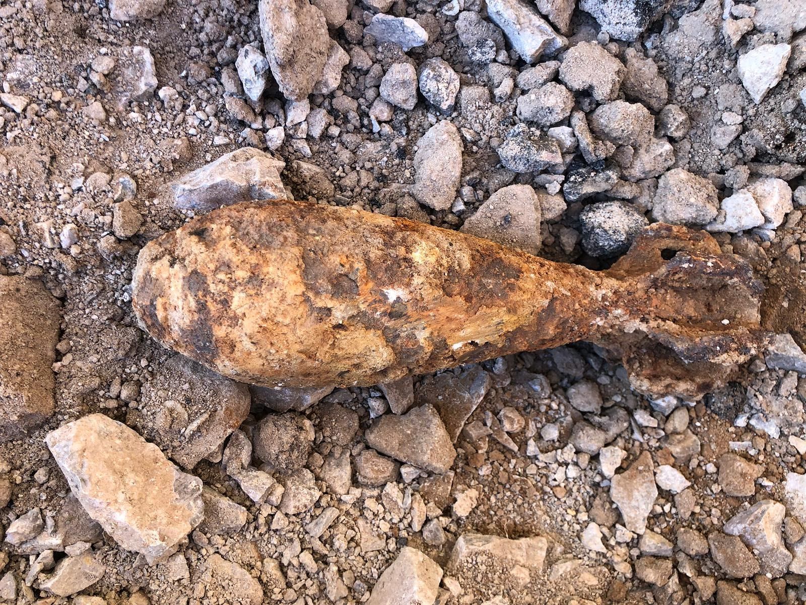 Marrubiu, spunta una bomba da mortaio dal sottosuolo: intervengono gli artificieri