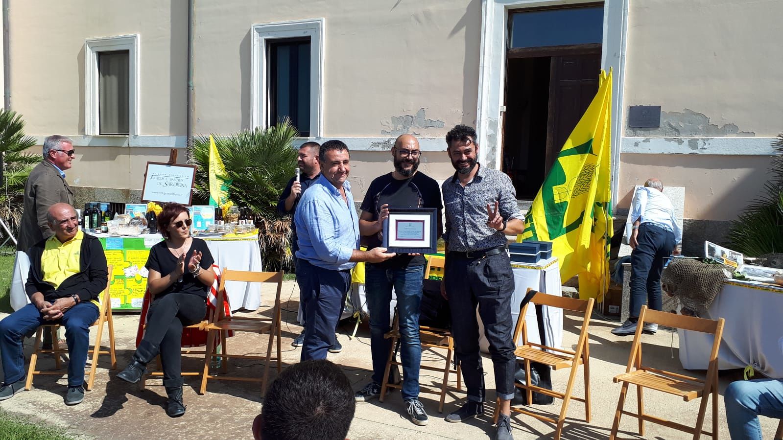 La Coldiretti premia Pino e gli Anticorpi: “Sardi di successo, con la vostra ironia e sagacia”