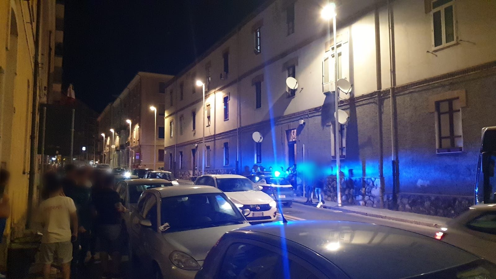 Cagliari, ragazzini terribili sfasciano i mastelli dei rifiuti in via Bacaredda: arriva la polizia
