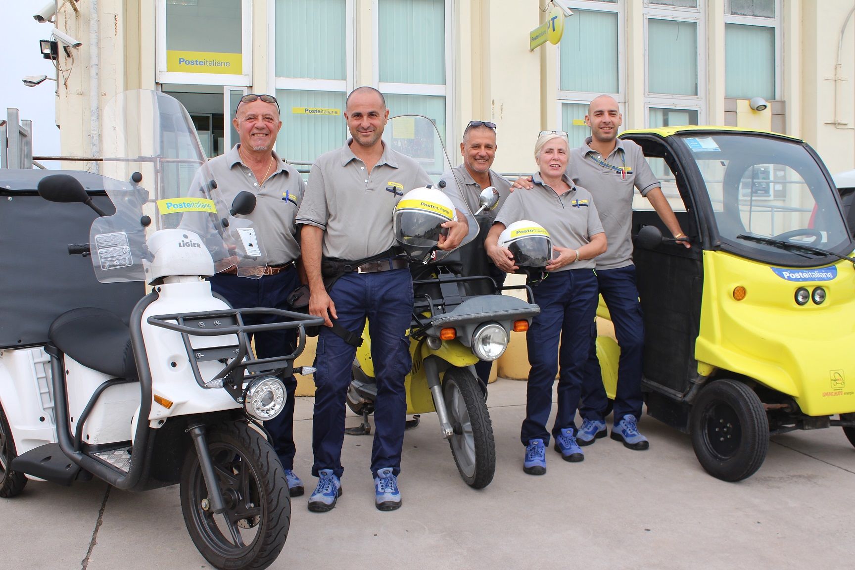 Poste Italiane rifà il look al personale: nuove divise per i portalettere di Cagliari