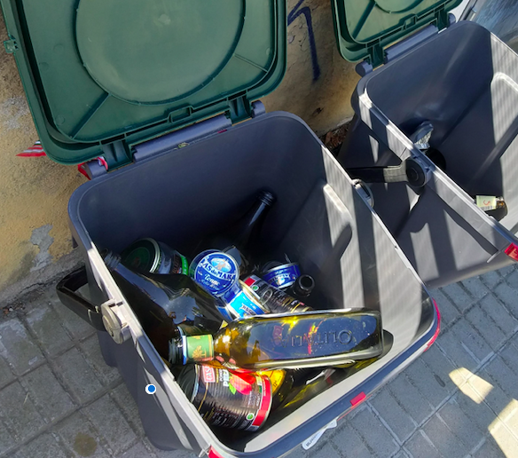 Via Genneruxi, da oltre un mese non viene ritirato il vetro: “Si sono dimenticati di noi”