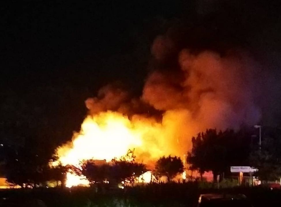 Cagliari, vasto incendio nella pizzeria “Scaccomatto y sueno” in via Darwin: maxi intervento dei Vigili del fuoco