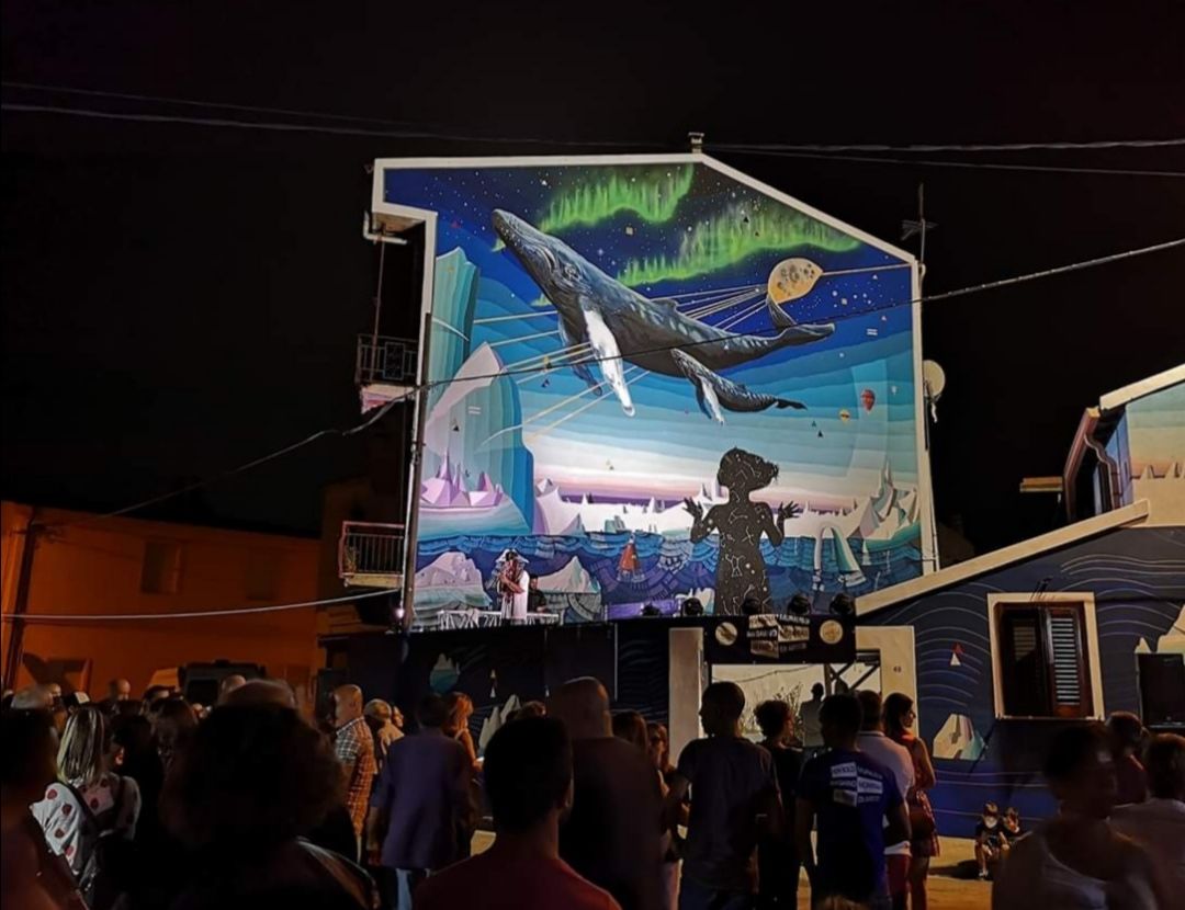 San Gavino, centinaia di persone per il nuovo murale “Greenland, lo scioglimento dei ghiacciai”