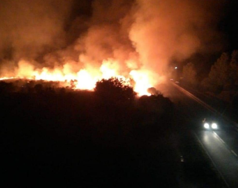 Vasto incendio nella zona industriale di Ottana, le fiamme vicinissime alla Ss 131