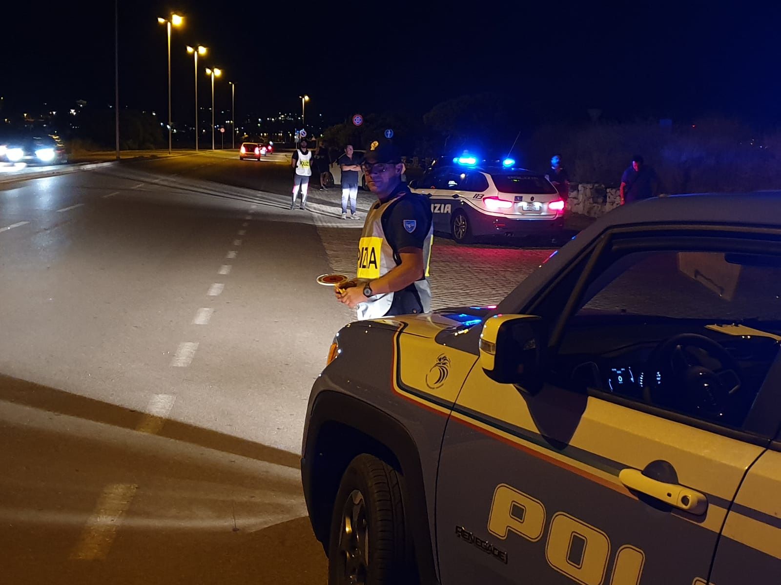 Droga al Poetto di Quartu, blitz della polizia nelle notti della “movida”: 30 persone nei guai