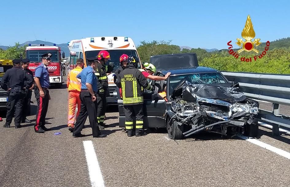 Pauroso schianto sulla 130, auto travolge furgoncino: operaio dell’Anas in gravissime condizioni