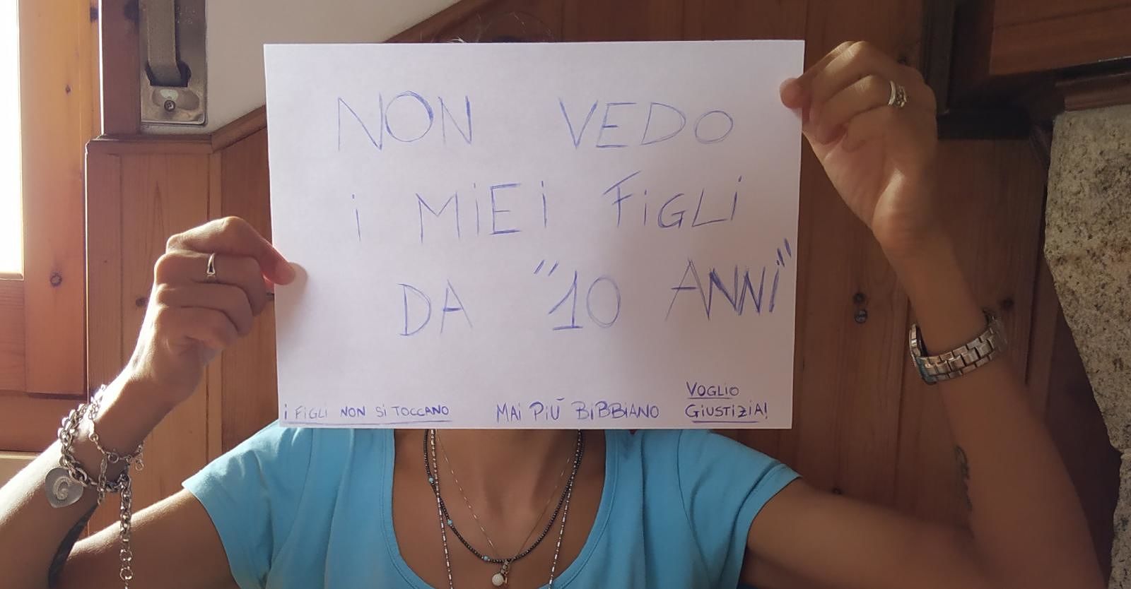 Carlotta, mamma sarda disperata: “Non vedo i miei due figli da dieci anni”
