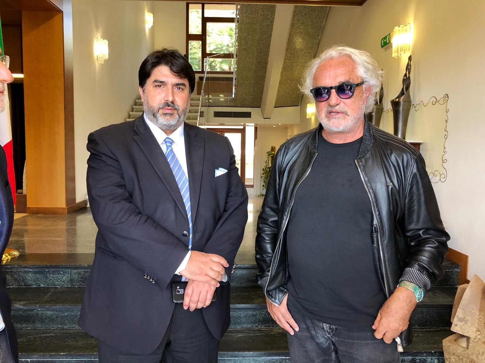 Flavio Briatore è a Cagliari, incontro blindato con Solinas a Villa Devoto