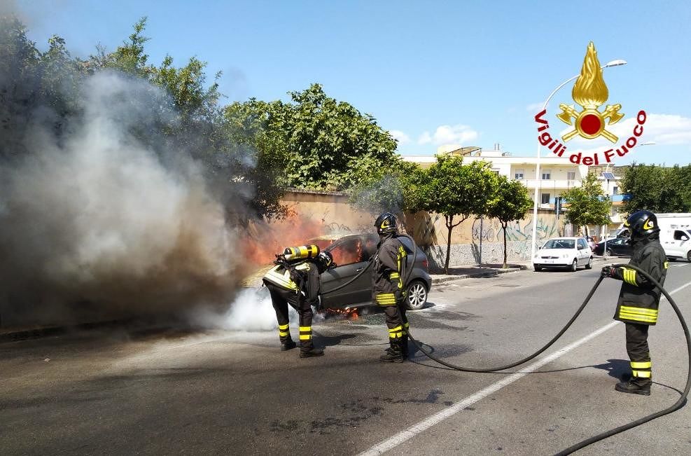 Auto prende fuoco a Pirri, i passanti “salvano” la guidatrice dalle fiamme