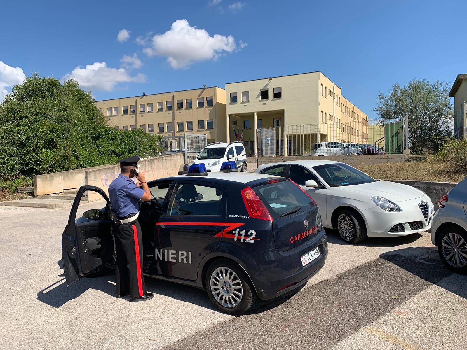 Blitz dei ladri nell’ufficio scolastico provinciale di Elmas, rubati videoproiettori e vestiti