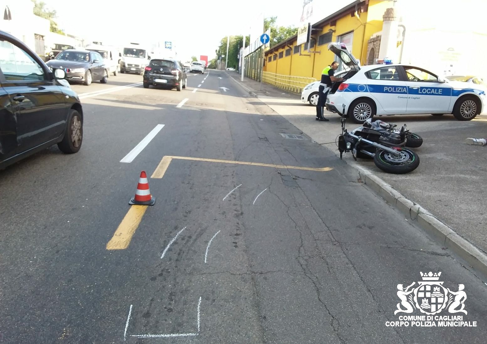 Sterza verso destra in viale Elmas e centra in pieno una moto: centauro di Cagliari all’ospedale