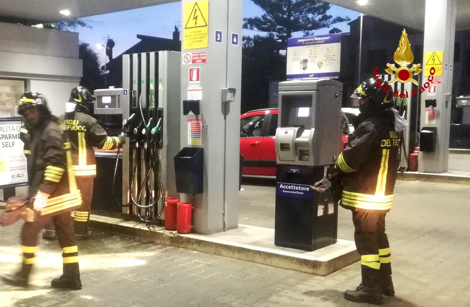 Perdita di gasolio in un distributore di viale Marconi a Cagliari, intervengono i Vigili del fuoco
