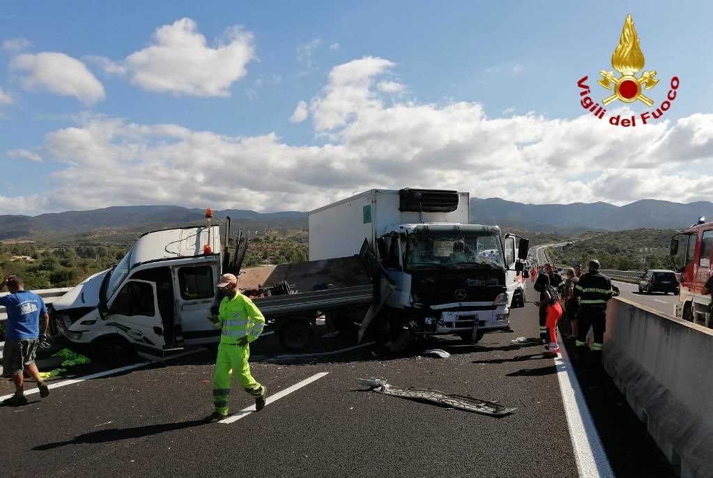 Paura sulla nuova 554 per un incidente, coinvolti due furgoni e un’auto