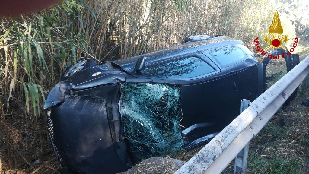 Auto finisce fuori strada e si ribalta tra Soleminis e Dolianova, madre e figlia estratte dalle lamiere