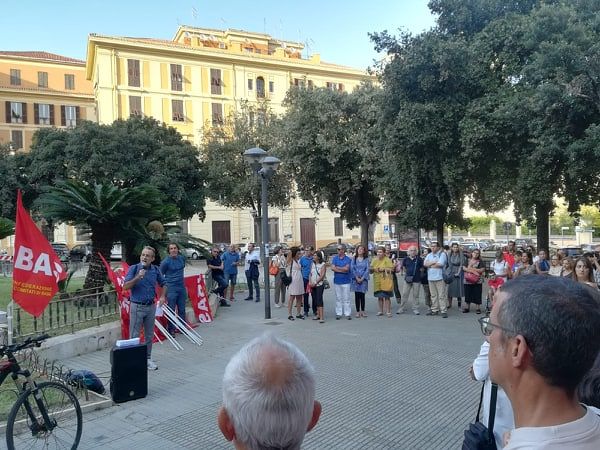 Maestro sospeso per il no al registro elettronico: 200 persone in piazza a Cagliari