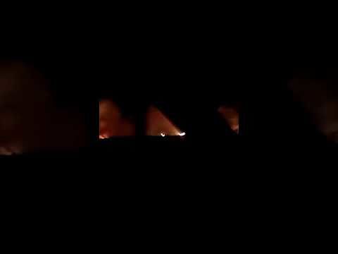 Assemini, maxi incendio e notte di paura: i volontari con le autobotti spengono le fiamme (VIDEO)