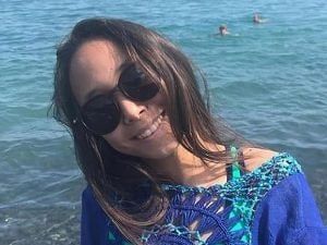 Mette a caricare il cellulare sul cuscino, ma la batteria esplode: muore una ragazza di 14 anni