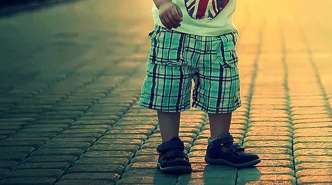 A 4 anni gira da solo per Cagliari, bimbo salvato dai carabinieri: genitori denunciati