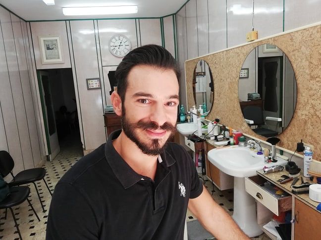 “Addio Valle d’Aosta, meglio Cagliari: qui sono diventato titolare di una storica barberia”