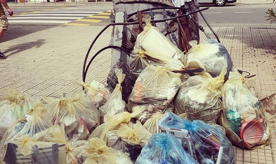 Capoterra, via la discarica dalla spiaggia: “Gettati in riva al mare anche bidoni e un cancello”