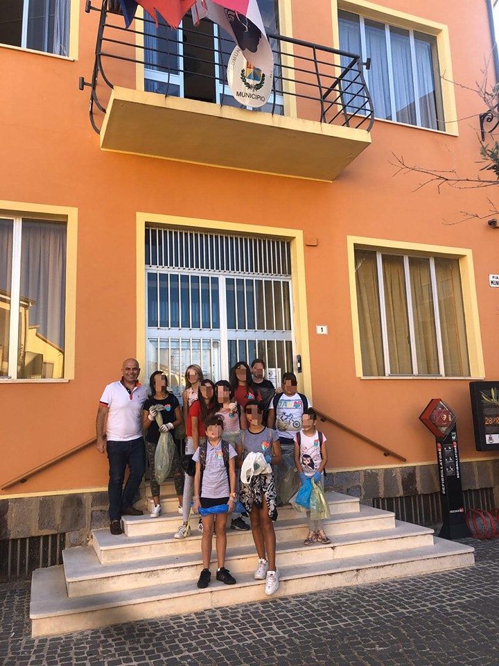 Decimoputzu, il sindaco applaude gli scolari: “Nel giorno libero dalla scuola, tutti a pulire le strade del paese”