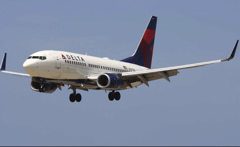 Perdita di pressione in cabina, terrore sul volo Delta: l’aereo perde 9000 metri di quota mentre i passeggeri terrorizzati afferravano le maschere di ossigeno