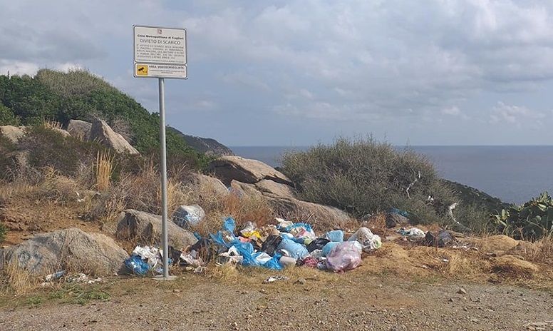 Una discarica sulla strada panoramica: cafoni scatenati a Solanas