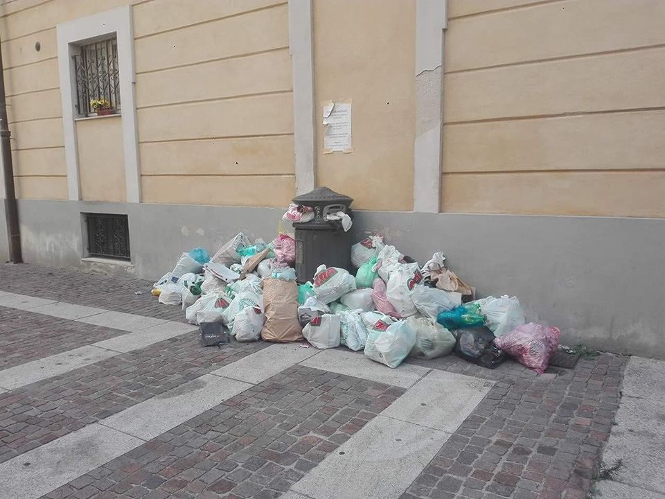 Cagliari, spazzatura ovunque tra turisti e monumenti: Stampace regno delle discariche