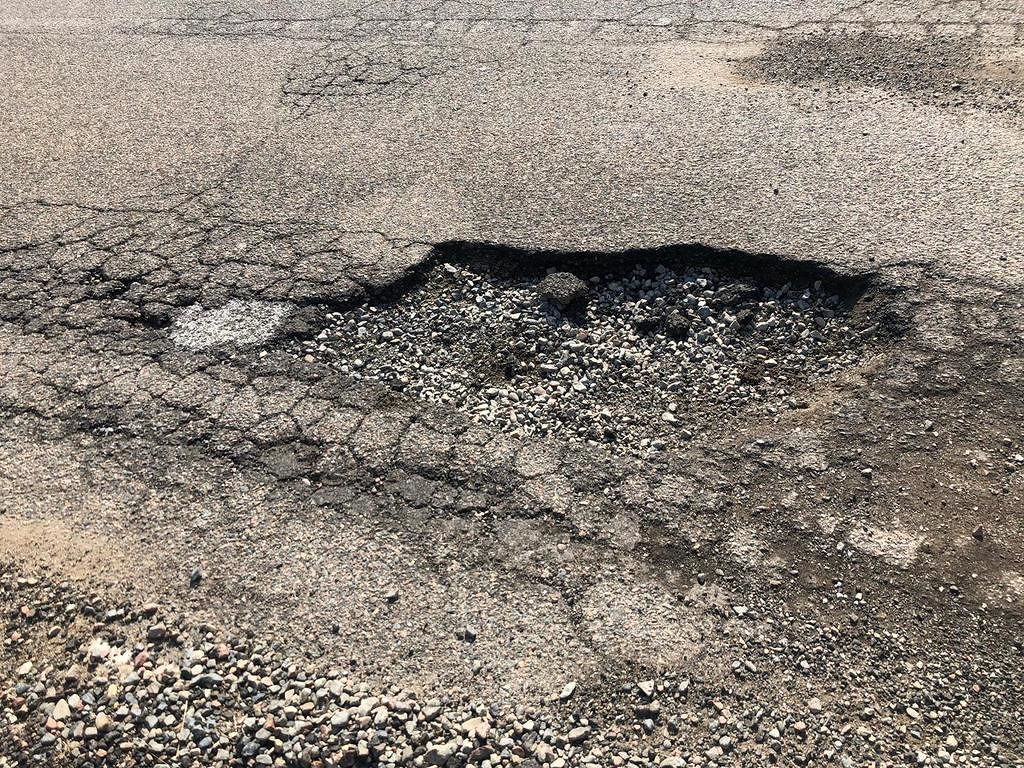 Fosso trappola a Solanas, 6 auto danneggiate in poche ore: “Altissimo rischio di incidenti”