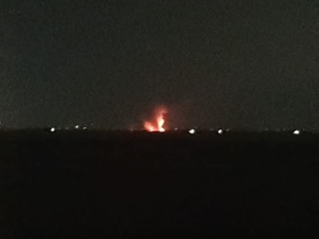 Maxi incendio ad Assemini, vigili del fuoco in azione: fiamme visibili anche dalla Sulcitana