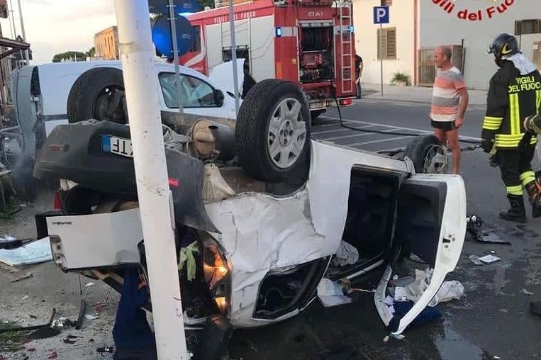 Tamponamento ad alta velocità a Carbonia: auto si ribalta e si schianta su un palo, 5 feriti