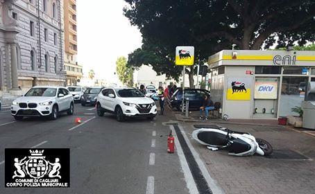 Cagliari, auto contro moto in piazza Deffenu: centauro 18enne di Quartu all’ospedale