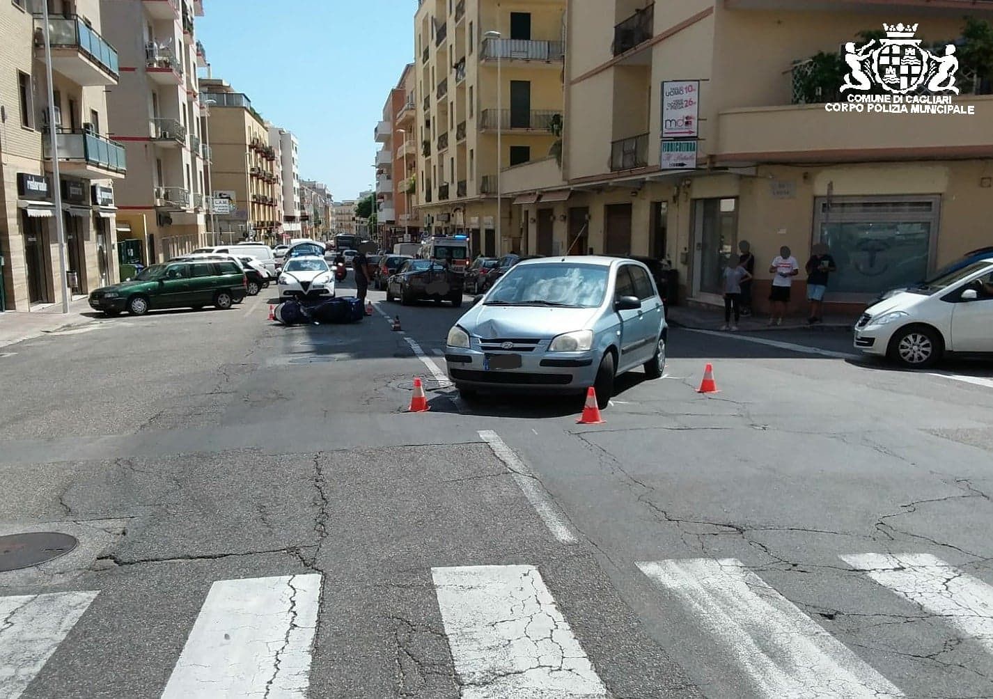 Paura a Cagliari, auto contro moto in via della Pineta: due feriti
