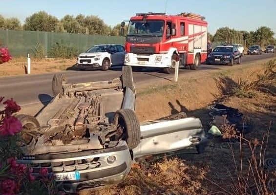Incidente a Sestu, auto esce fuori strada e si ribalta: tre feriti, uno in gravi condizioni