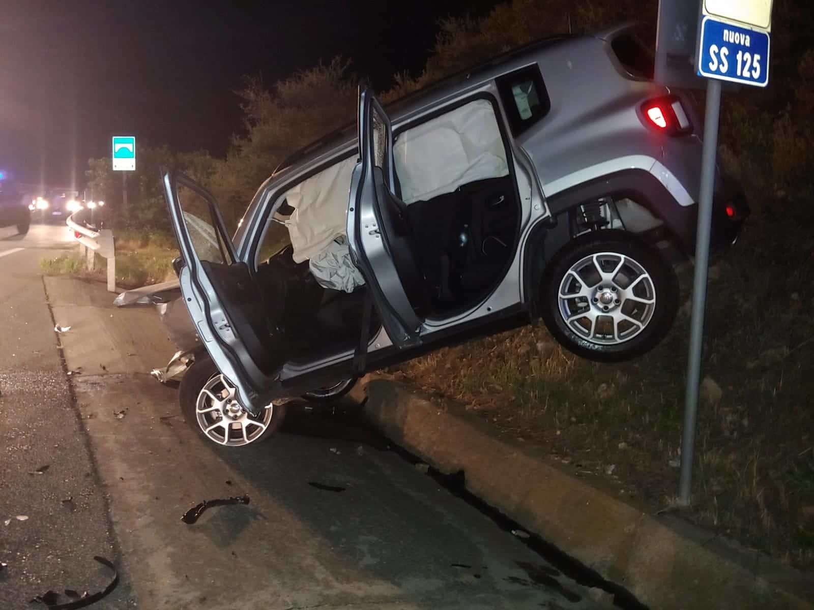 Auto tenta l’inversione a U sulla 125 a Solanas: 6 feriti, 2 gravissimi