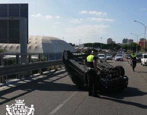 Cagliari, incidente in viale Colombo: auto sbanda, sale sul guardrail e si ribalta