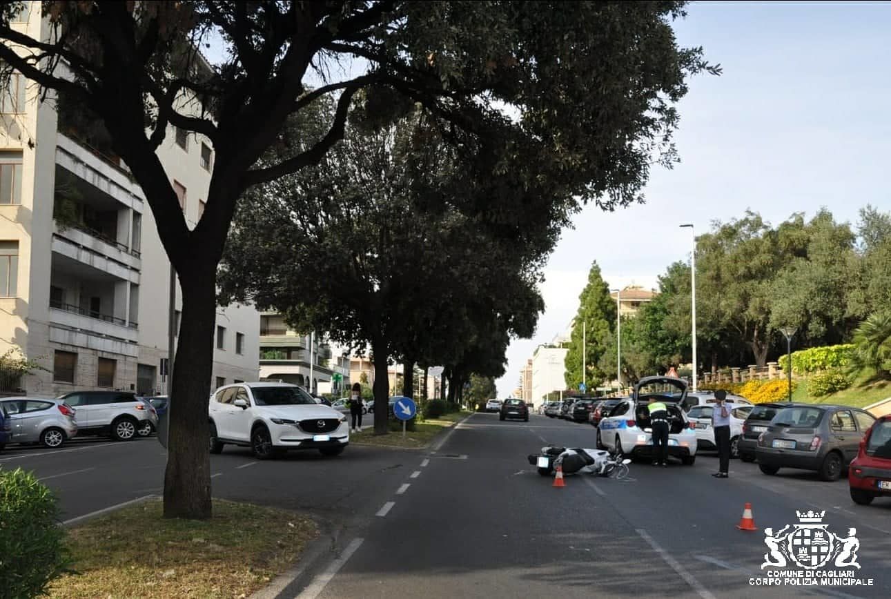 Cagliari, auto tenta l’inversione in via Scano e si scontra con una moto: due feriti